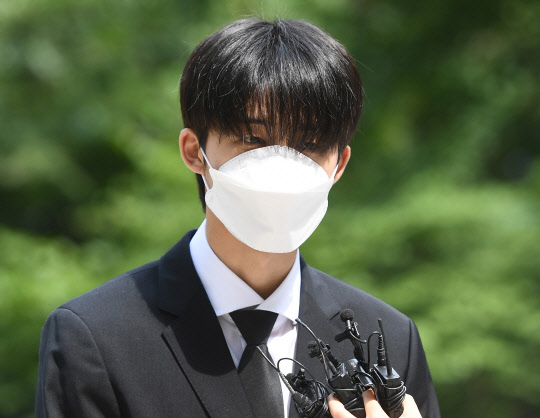 마약을 투여한 혐의로 재판에 넘겨진 아이돌그룹 '아이콘' 전 멤버 비아이가 10일 오후 서울 서초구 서울중앙지법에서 열린 1심 선고 공판에 출석하며 법정으로 향하고 있다.   [공동취재사진]
